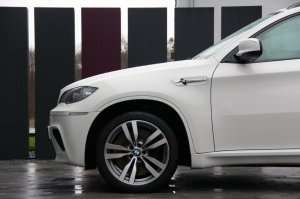 BMW M Doppelspeiche 300 Felge in 10x20 ET 40 mit Bridgestone Dueler H/P Reifen in 275/40/20 montiert vorn Hier auf einem X6 BMW E71 X6M (SAC) Details zum Fahrzeug / Besitzer