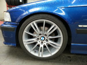 BMW Sternspeiche m193 Felge in 8x18 ET 47 mit Bridgestone RE050 Reifen in 225/40/18 montiert vorn Hier auf einem 3er BMW E36 320i (Touring) Details zum Fahrzeug / Besitzer