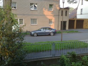 Tiefergelegte Limo in Stahlblau - 3er BMW - E46