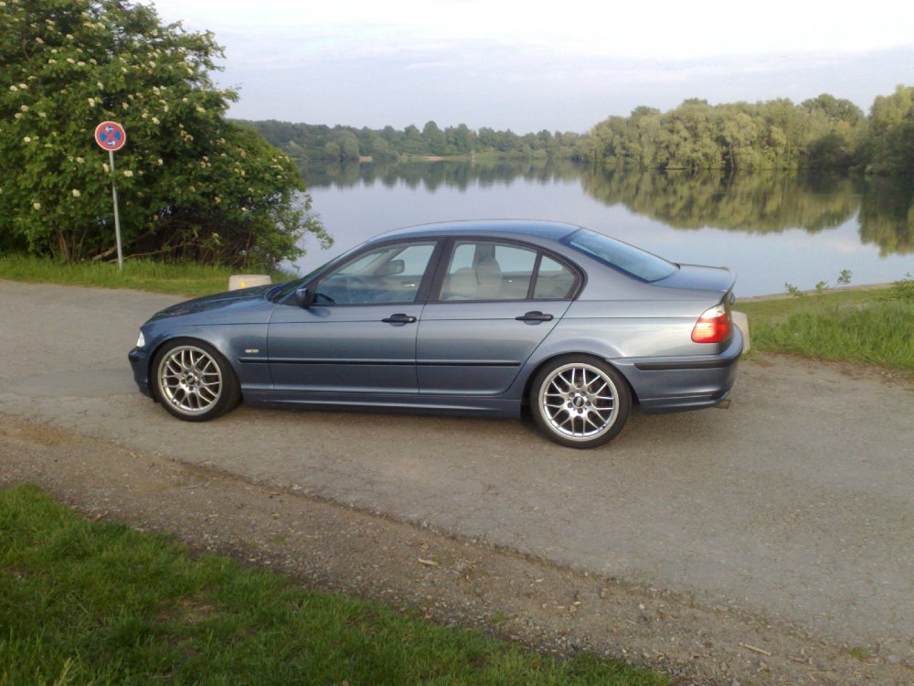 Tiefergelegte Limo in Stahlblau - 3er BMW - E46
