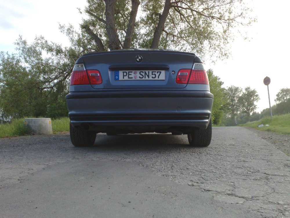 Tiefergelegte Limo in Stahlblau - 3er BMW - E46