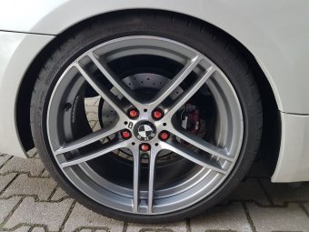 BMW M Performance 313M Felge in 9x19 ET 39 mit Michelin Super Sport Reifen in 255/30/19 montiert hinten mit 10 mm Spurplatten und mit folgenden Nacharbeiten am Radlauf: Kanten gebördelt Hier auf einem 3er BMW E92 325i (Coupe) Details zum Fahrzeug / Besitzer