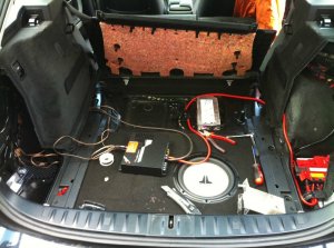 JL Audio 10W1v2 im E91 Staufach Kofferraum - Fotos von CarHifi & Multimedia Einbauten