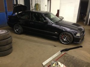 BBS BMW Motorsport Felge in 8x18 ET 43 mit BBS  Reifen in 225/35/18 montiert vorn und mit folgenden Nacharbeiten am Radlauf: Kanten gebrdelt Hier auf einem 3er BMW E36 M3 (Coupe) Details zum Fahrzeug / Besitzer