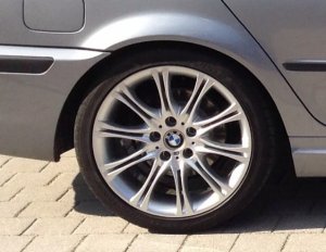 BMW Doppelspeiche M135 Felge in 8.5x18 ET 50 mit Michelin PilotSport 3 Reifen in 255/35/18 montiert hinten mit 10 mm Spurplatten Hier auf einem 3er BMW E46 325i (Touring) Details zum Fahrzeug / Besitzer