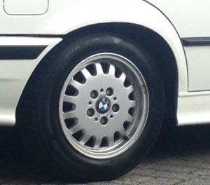 BMW Gulli Felge in 7x15 ET 47 mit Firestone Winterhawk Reifen in 185/65/15 montiert vorn Hier auf einem 3er BMW E36 318i (Limousine) Details zum Fahrzeug / Besitzer