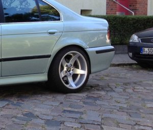 ROD 0021 Felge in 10x18 ET 18 mit Syron Race Reifen in 265/35/18 montiert hinten Hier auf einem 5er BMW E39 528i (Limousine) Details zum Fahrzeug / Besitzer