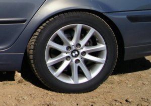 BMW Styling 136 Felge in 7x16 ET 47 mit Dunlop SP Winter Sport 3D Reifen in 205/55/16 montiert hinten mit 20 mm Spurplatten Hier auf einem 3er BMW E46 320i (Touring) Details zum Fahrzeug / Besitzer