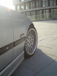 BMW Styling 32 Felge in 8x17 ET 20 mit Hankook Ventus V12 Reifen in 215/40/17 montiert vorn Hier auf einem 3er BMW E36 320i (Coupe) Details zum Fahrzeug / Besitzer