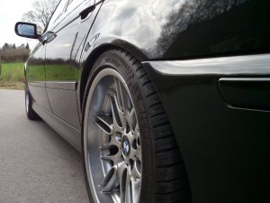 BMW E39 M5 Styling 65 Felge in 9.5x18 ET 22 mit Michelin XL Pilot Sport 3 Reifen in 275/35/18 montiert hinten und mit folgenden Nacharbeiten am Radlauf: Kanten gebrdelt Hier auf einem 5er BMW E39 530i (Touring) Details zum Fahrzeug / Besitzer