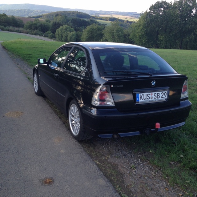 Schwarzer Compact - 3er BMW - E46