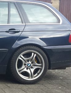 BMW 	M Doppelspeiche Styling 68 Felge in 7.5x17 ET 25 mit Hankook M+S Reifen in 225/45/17 montiert hinten Hier auf einem 3er BMW E46 328i (Touring) Details zum Fahrzeug / Besitzer