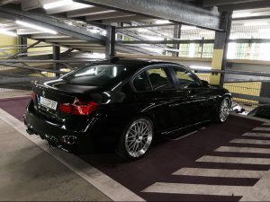 All Black everything und ein wenig rot: Der BMW F31 von Adrian
