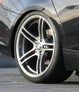 BMW Performance 313 Felge in 9x19 ET 39 mit Dunlop Sport MAXX Reifen in 255/30/19 montiert hinten mit 5 mm Spurplatten und mit folgenden Nacharbeiten am Radlauf: Kanten gebrdelt Hier auf einem 3er BMW E91 325i (Touring) Details zum Fahrzeug / Besitzer