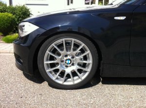 BMW 216 Motorsport Felge in 7.5x18 ET 49 mit Pirelli P Zero MO Reifen in 225/40/18 montiert vorn Hier auf einem 1er BMW E82 125i (Coupe) Details zum Fahrzeug / Besitzer