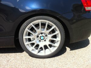BMW 216 Motorsport Felge in 8.5x18 ET 52 mit Pirelli P Zero MO Reifen in 245/35/18 montiert hinten Hier auf einem 1er BMW E82 125i (Coupe) Details zum Fahrzeug / Besitzer