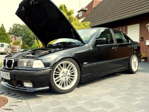 Schwarze 323i Limo - 3er BMW - E36