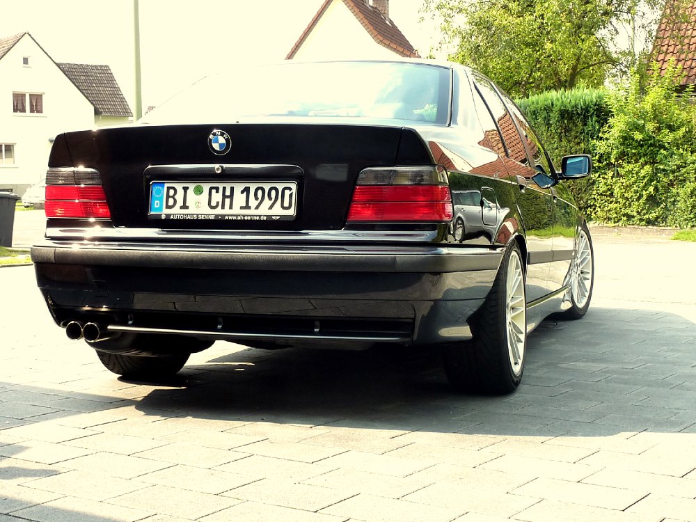 Schwarze 323i Limo - 3er BMW - E36