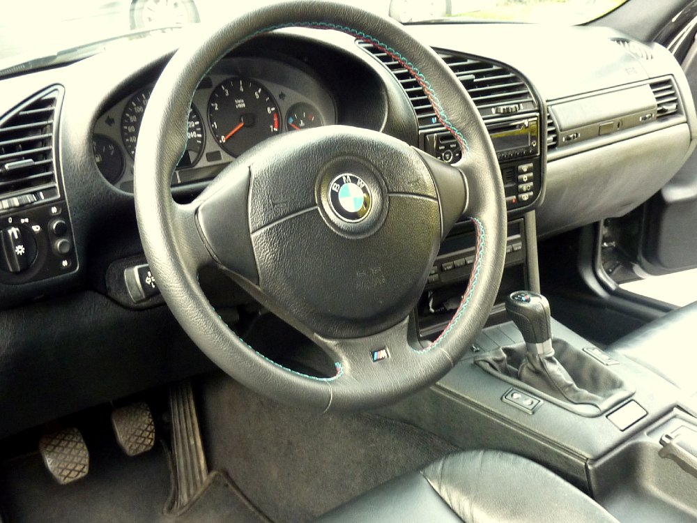 Schwarze 323i Limo - 3er BMW - E36