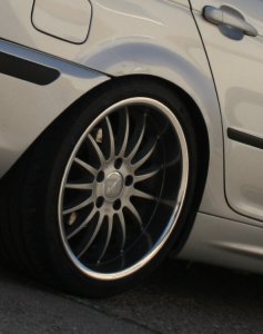 Breyton Magic Felge in 9.5x18 ET 41 mit Hankook Ventus S1 Evo Reifen in 255/35/18 montiert hinten und mit folgenden Nacharbeiten am Radlauf: Kanten gebrdelt Hier auf einem 3er BMW E46 320i (Limousine) Details zum Fahrzeug / Besitzer