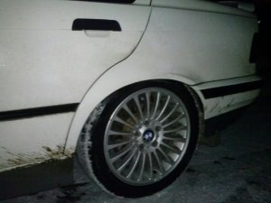 BMW Styling 73 Felge in 7x17 ET 47 mit Dunlop - Reifen in 215/35/17 montiert hinten mit 5 mm Spurplatten Hier auf einem 3er BMW E36 320i (Limousine) Details zum Fahrzeug / Besitzer