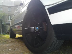 BMW Sternspeiche 122 Felge in 8x17 ET 20 mit Hankook  Reifen in 245/45/17 montiert hinten mit 30 mm Spurplatten und mit folgenden Nacharbeiten am Radlauf: gebrdelt und gezogen Hier auf einem 5er BMW E34 520i (Touring) Details zum Fahrzeug / Besitzer