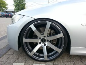 Corniche Sport Wheels Challenge Felge in 8.5x20 ET 38 mit Dunlop Dunlop Sport Maxx GT Reifen in 235/30/20 montiert vorn mit 5 mm Spurplatten und mit folgenden Nacharbeiten am Radlauf: Kanten gebrdelt Hier auf einem 3er BMW E90 335d (Limousine) Details zum Fahrzeug / Besitzer