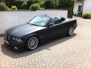 Mattschwarzes E36 328i Cabrio - 3er BMW - E36