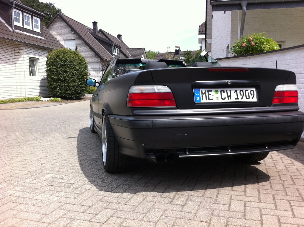 Mattschwarzes E36 328i Cabrio - 3er BMW - E36