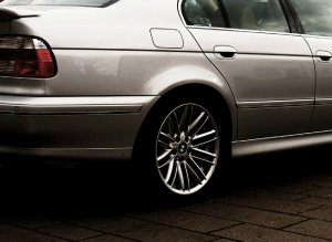 BMW Styling 93 Felge in 8x18 ET 24 mit Nexen Winguard Sport Reifen in 235/40/18 montiert hinten mit 1 mm Spurplatten Hier auf einem 5er BMW E39 540i (Limousine) Details zum Fahrzeug / Besitzer