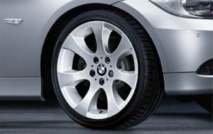 BMW  Felge in 8x18 ET 34 mit Michelin  Reifen in 225/40/18 montiert vorn mit 15 mm Spurplatten Hier auf einem 3er BMW E91 325i (Touring) Details zum Fahrzeug / Besitzer