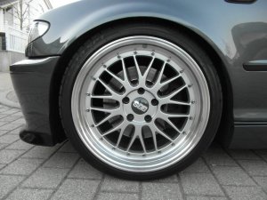 BBS Le Mans Design Felge in 8.5x19 ET 35 mit kumho Ecsta Reifen in 235/35/19 montiert vorn Hier auf einem 3er BMW E46 330i (Limousine) Details zum Fahrzeug / Besitzer