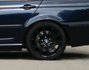 BMW M135 Felge in 8.5x18 ET 50 mit Hankook Ventus V12 EVO Reifen in 255/35/18 montiert hinten mit 15 mm Spurplatten und mit folgenden Nacharbeiten am Radlauf: gebrdelt und gezogen Hier auf einem 3er BMW E46 330i (Limousine) Details zum Fahrzeug / Besitzer