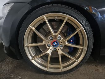 BMW M Performance M763 Frozen Gold Felge in 9x19 ET 29 mit kumho Ecsta ps71 Reifen in 235/35/19 montiert vorn Hier auf einem 3er BMW E93 335i (Cabrio) Details zum Fahrzeug / Besitzer