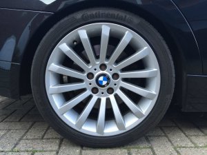 BMW  Felge in 8x18 ET 34 mit Continental  Reifen in 225/40/18 montiert hinten Hier auf einem 3er BMW E90 330d (Limousine) Details zum Fahrzeug / Besitzer