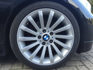 BMW  Felge in 8x18 ET 34 mit Continental  Reifen in 255/40/18 montiert vorn Hier auf einem 3er BMW E90 330d (Limousine) Details zum Fahrzeug / Besitzer