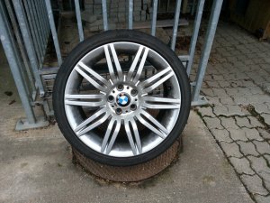 BMW Doppelspeiche 172 Felge in 8.5x19 ET 18 mit Continental  Reifen in 245/40/19 montiert vorn Hier auf einem 5er BMW E60 520d (Limousine) Details zum Fahrzeug / Besitzer