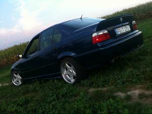 BMW 323i Limousine - 3er BMW - E36