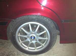 BMW E46 Felge in 7x15 ET 20 mit Pirelli Sottozero Reifen in 205/50/15 montiert hinten mit folgenden Nacharbeiten am Radlauf: Kanten gebrdelt Hier auf einem 3er BMW E36 325i (Limousine) Details zum Fahrzeug / Besitzer