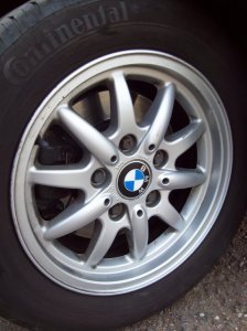 BMW Styling 27 Felge in 7x15 ET 42 mit Continental Premium Contact Reifen in 205/60/15 montiert vorn Hier auf einem 3er BMW E36 318i (Touring) Details zum Fahrzeug / Besitzer