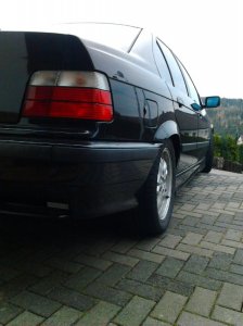 BMW  Felge in 7.5x16 ET  mit Dunlop  Reifen in 225/50/16 montiert hinten mit folgenden Nacharbeiten am Radlauf: gebrdelt und gezogen Hier auf einem 3er BMW E36 323i (Limousine) Details zum Fahrzeug / Besitzer