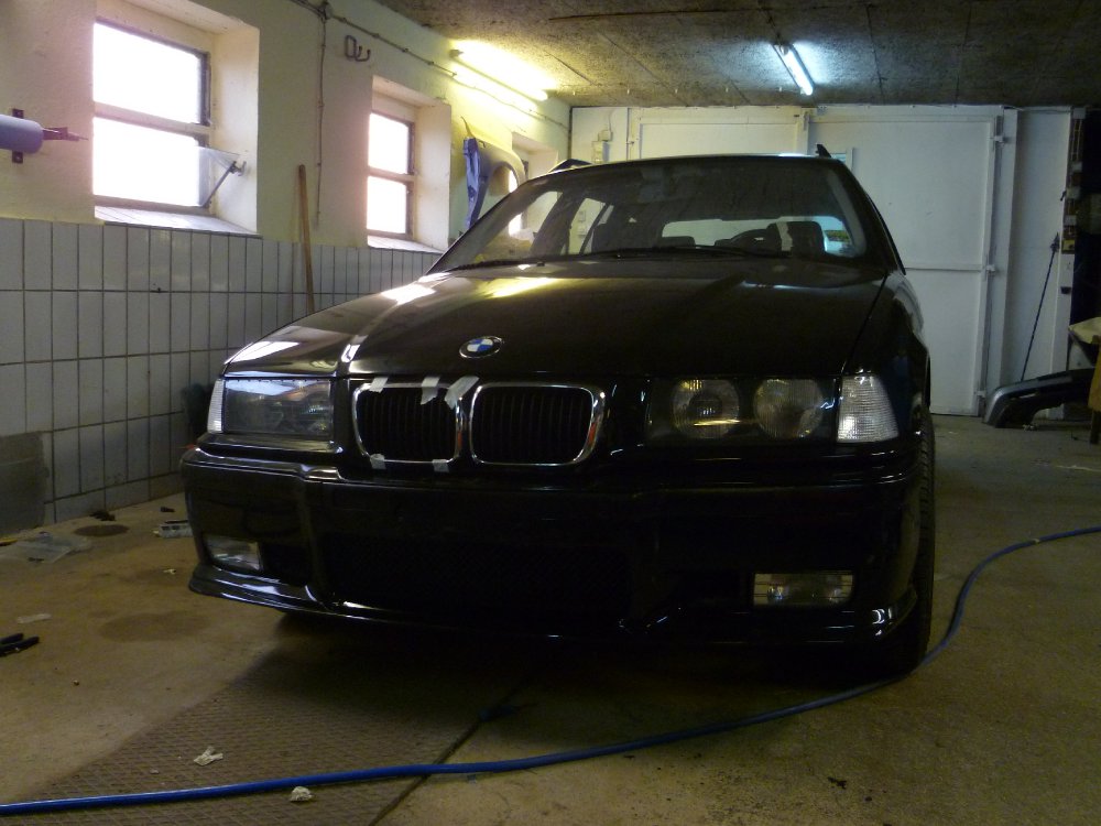 BMW 320 Exclusive Edition Obsidianschwarz met. - 3er BMW - E36