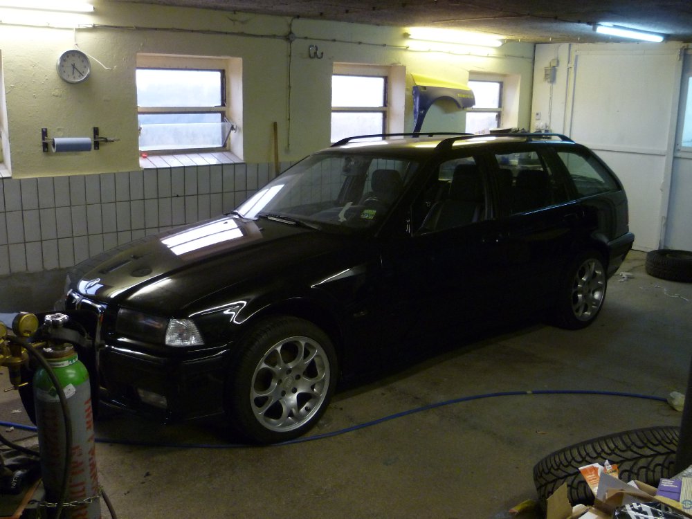 BMW 320 Exclusive Edition Obsidianschwarz met. - 3er BMW - E36