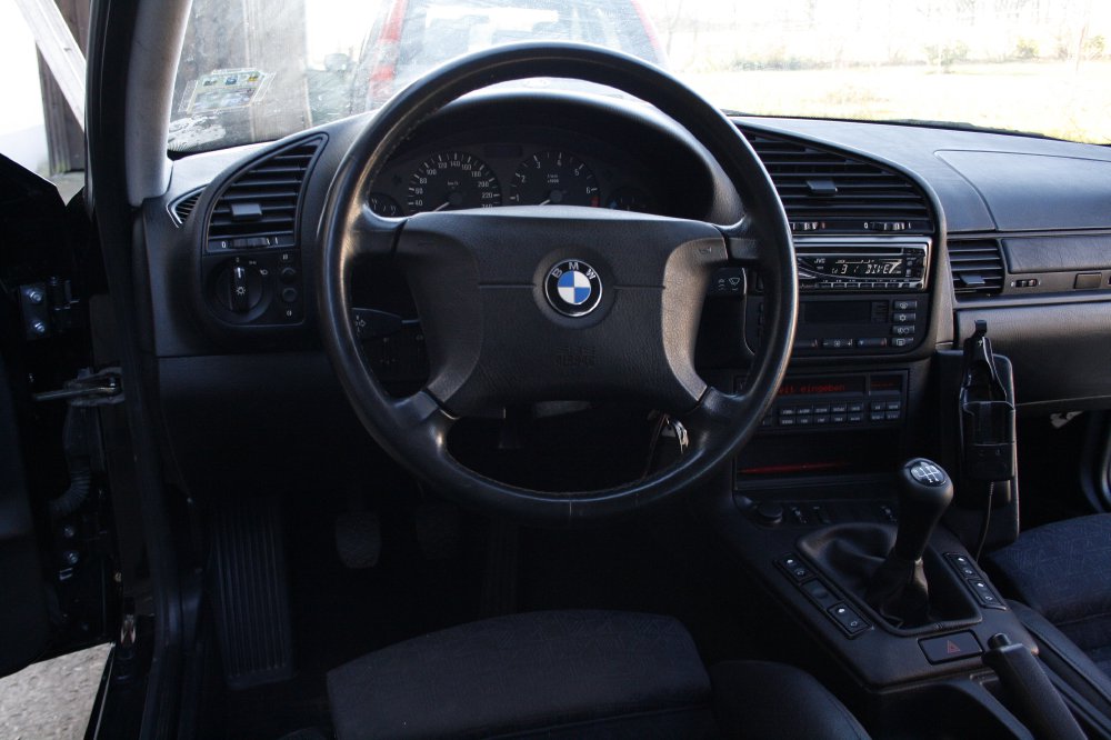 BMW 320 Exclusive Edition Obsidianschwarz met. - 3er BMW - E36