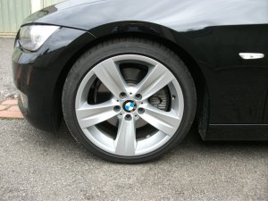 BMW Sternspeiche 189 Felge in 8x18 ET 34 mit Bridgestone Potenza RE050A Reifen in 225/40/18 montiert vorn mit 10 mm Spurplatten Hier auf einem 3er BMW E92 325i (Coupe) Details zum Fahrzeug / Besitzer