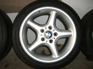 BMW Rundspeiche Felge in 7.5x17 ET 41 mit Pirelli P-Zero Reifen in 225/45/17 montiert vorn Hier auf einem 3er BMW E36 323i (Limousine) Details zum Fahrzeug / Besitzer