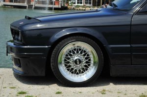 BBS RS Felge in 8x16 ET 15 mit Avon  Reifen in 205/40/16 montiert vorn mit 10 mm Spurplatten und mit folgenden Nacharbeiten am Radlauf: gebrdelt und gezogen Hier auf einem 3er BMW E30 320i (Cabrio) Details zum Fahrzeug / Besitzer