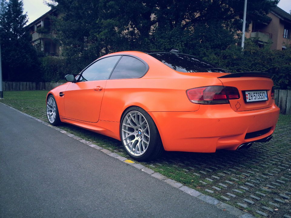 M3 in Weiss war orange, Aluminiummatt und schwarz - 3er BMW - E90 / E91 / E92 / E93