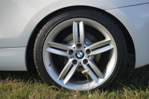 BMW M Felge in 7.5x18 ET  mit Continental Sportcontact 3 Reifen in 245/35/18 montiert hinten mit 20 mm Spurplatten Hier auf einem 1er BMW E81 130i (3-Trer) Details zum Fahrzeug / Besitzer