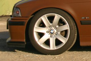 BMW Styling 44 Felge in 8x17 ET 47 mit Michelin primacy hp Reifen in 225/45/17 montiert vorn mit 10 mm Spurplatten und mit folgenden Nacharbeiten am Radlauf: Kanten gebrdelt Hier auf einem 3er BMW E36 318i (Limousine) Details zum Fahrzeug / Besitzer